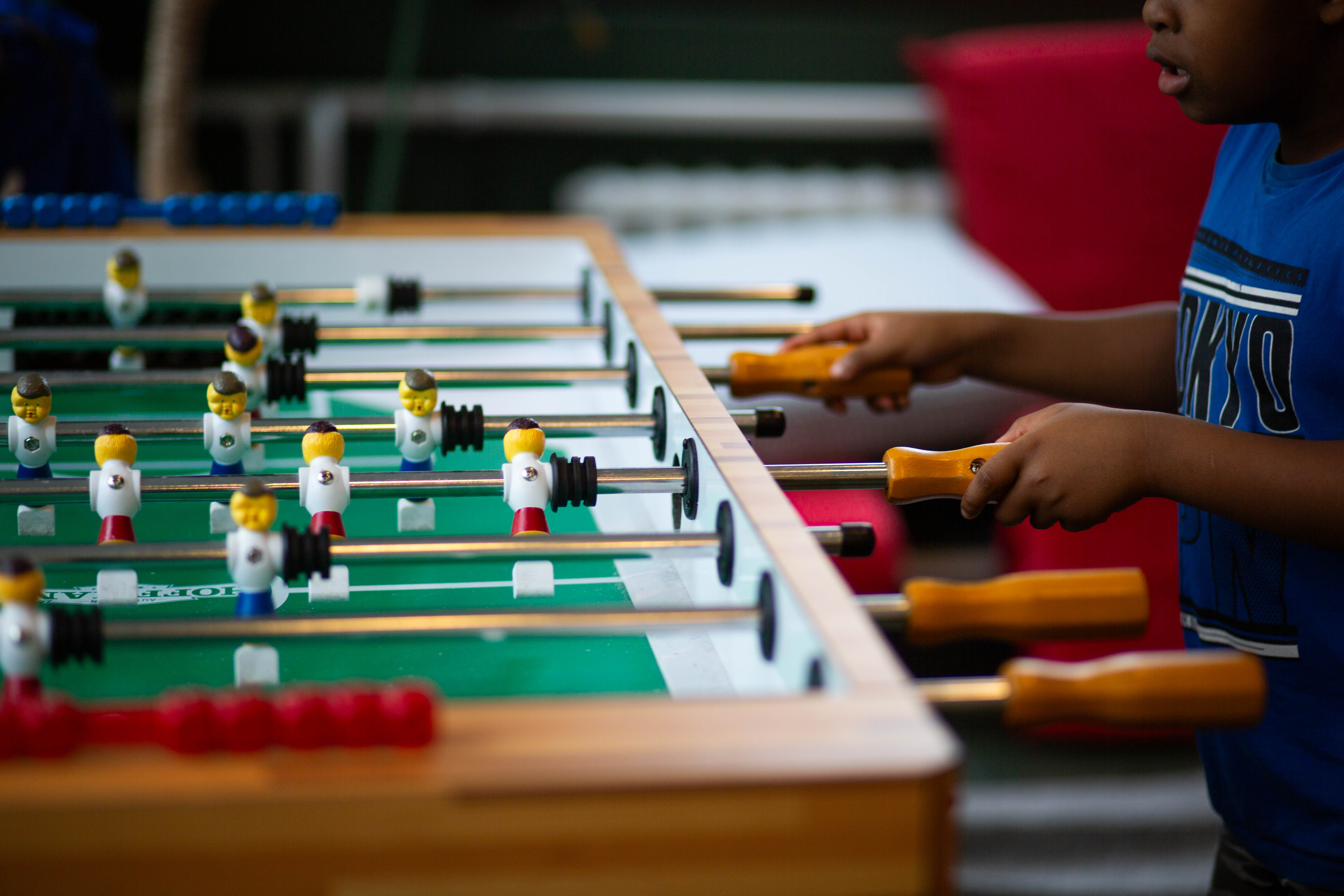 Kinderclub Kicker spielen
